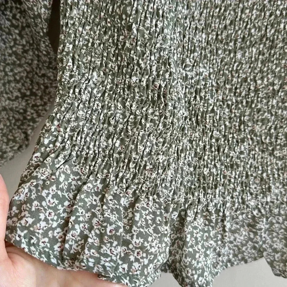 Paper Crane Smocked Floral Blouse, Puff Sleeve Green Fall Top, Size Medium - Picture 8 of 16